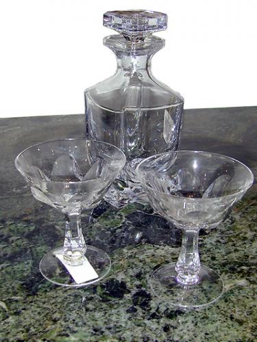 A French Crystal Decanter with Two Glasses No. 191 A French Crystal Decanter with Two Glasses No. 191